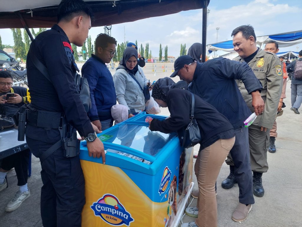 Pemudik Serbu Es Krim Brimob Polda Lampung di Pelabuhan-pelabuhan