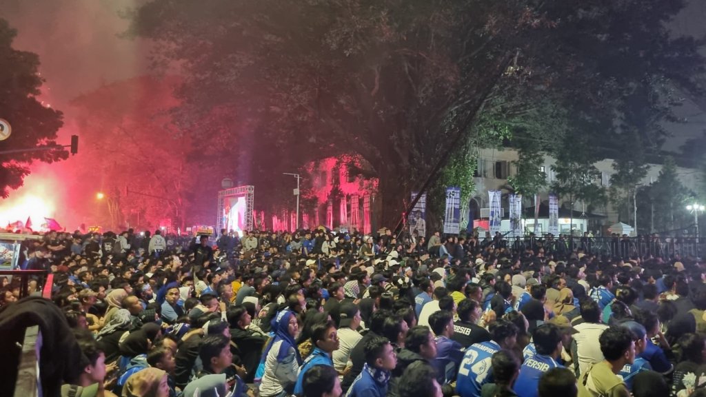 Nobar Persib, Ribuan Bobotoh Memadati Halaman Gedung Sate&nbsp;Bandung